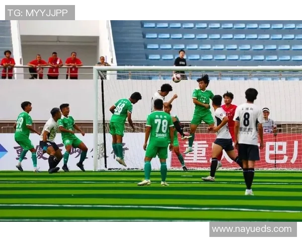 足球明星亲密互动粉丝现场回顾热情瞬间尽显温暖与感动 足球明星亲密互动粉丝现场回顾热情瞬间尽显温暖与感动