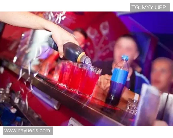 足球明星夜晚酒吧打球精彩瞬间引发热议视频分享