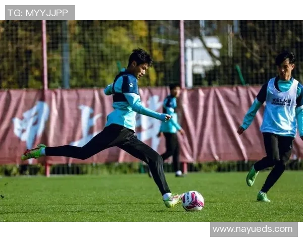 成都足球队在选拔赛中以77分稳居积分榜首位展现强劲实力 成都足球队在选拔赛中以77分稳居积分榜首位展现强劲实力