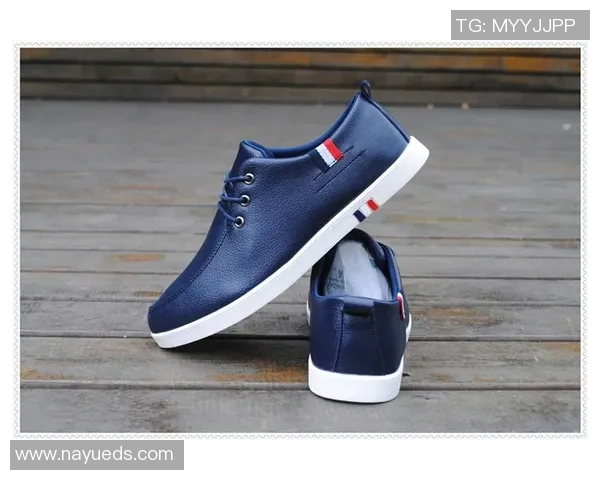 足球明星白鞋时尚搭配全景展示让你领略球场风采与潮流魅力